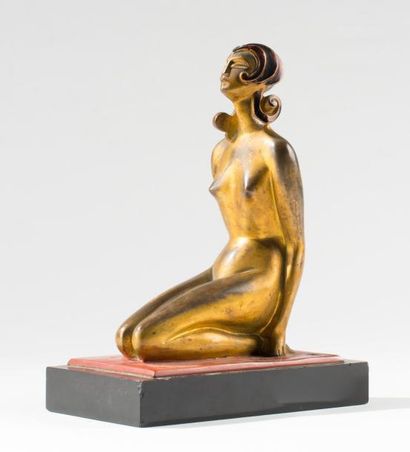 Sybille MAY (XXe) Jeune femme nue agenouillée. Epreuve en bronze laqué, sur terasse...