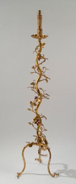 TRAVAIL FRANÇAIS Lampadaire en métal doré en forme de rosier grimpant. Circa 1960...