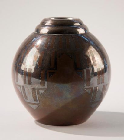 CHRISTOFLE. Circa 1930 Vase boule en dinanderie à motifs géométriques argentés. Poinçonné...