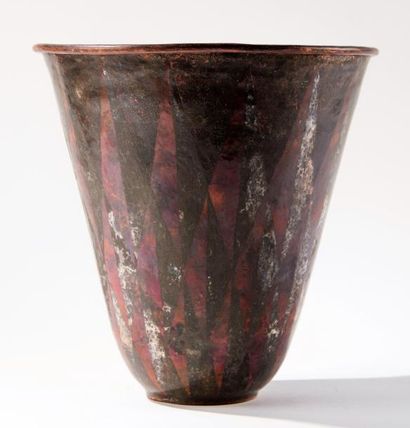 Claudius LINOSSIER (1893-1953) Important vase en dinanderie de cuivre martelé à décor...