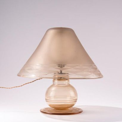 DAUM Lampe en verre ambré translucide à décor de frises géométriques gravées à l'acide...