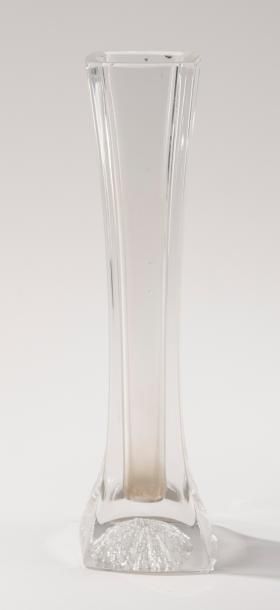 DAUM Vase en cristal moulé, signé Circa 1960. H: 29,5 cm Bon état.