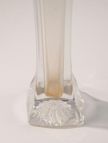 DAUM Vase en cristal moulé, signé Circa 1960. H: 29,5 cm Bon état.