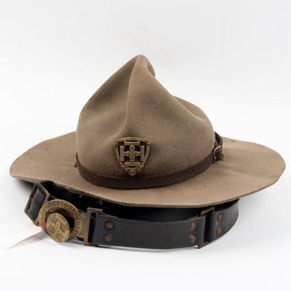 null Ensemble comprenant: chapeau, ceinturon et insignes de scout de France "Toujours...