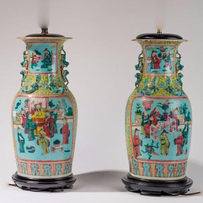 CHINE, CANTON Paire de vases en porcelaine à décor polychrome de scènes de palais...