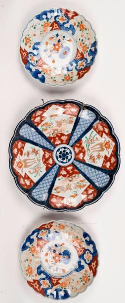 JAPON, Imari, fin XIXème siècle Lot de trois porcelaines: une paire d'assiettes et...