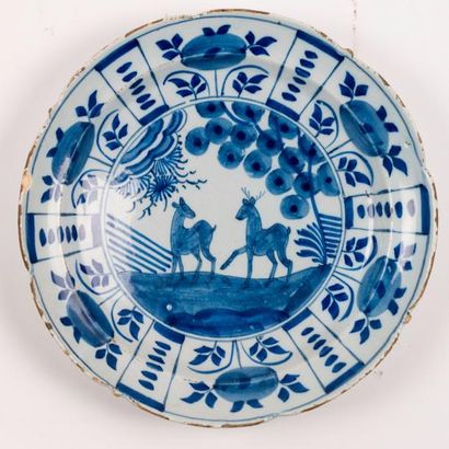 DELFT Assiette en faïence à décor en camaïeu de bleus d'une biche et d'un cerf. Fin...