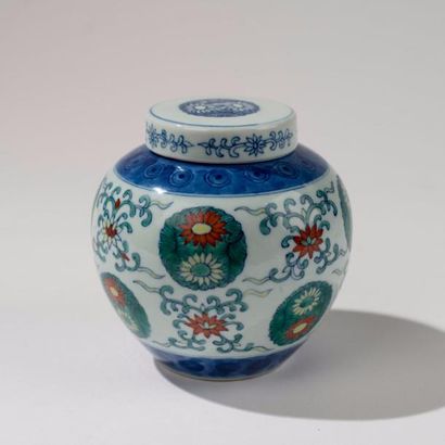CHINE. XXème siècle Pot couvert en porcelaine doucai et bleu blanc, à décor de médaillons...