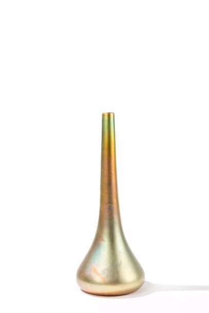 DELPHIN MASSIER à VALLAURIS Vase soliflore en céramique à reflets métalliques iridescents...