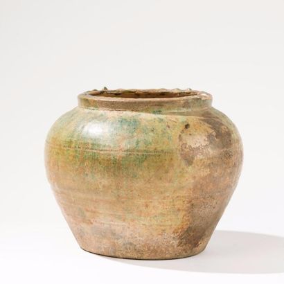 CHINE, époque Han (206 av. à 220 ap. J.C.) Pot en terre cuite à glaçure verte irisée,...