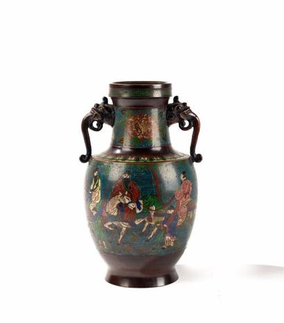 JAPON, première moitié du XXème siècle Vase en bronze et émaux champlevés à décor...