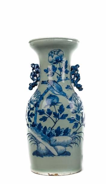 CHINE. XXème siècle Vase balustre en porcelaine à décor en camaïeu de bleus à décor...