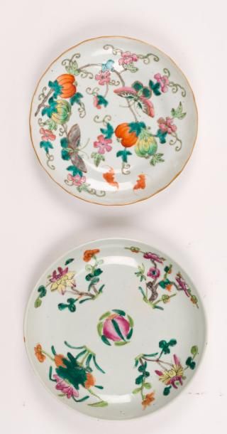 CHINE. Début du XXème siècle Deux assiettes en porcelaine à décor polychrome. Cachet...