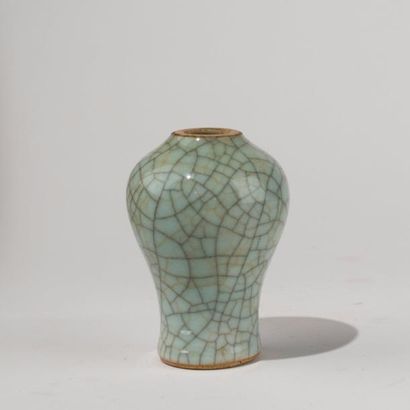 CHINE. Fin du XIXème siècle Vase en porcelaine céladon craquelée. H: 12 cm.
 Col...