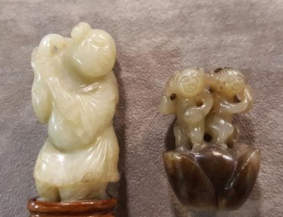 CHINE Lot de quatre pièces en jade et stéatite: un pendentif en jade représentant...