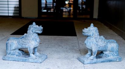 INDE Paire de lions gardiens en pierre. Signés, datés et situés sur la terrasse....