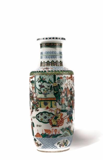 CHINE, fin XIXème - début XXème siècle Vase en porcelaine de forme rouleau dans le...