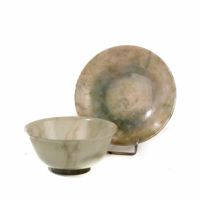 CHINE, XIXÈME SIÈCLE Bol et coupe en jade vert pâle et veines plus foncées, reposant...