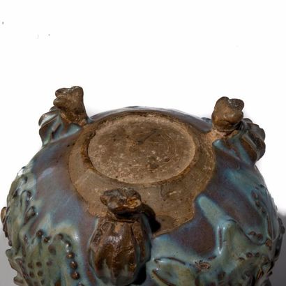 CHINE, époque Yuan / Ming, XIVe / XVe siècle Brûle parfum tripode Junyao, en grès...