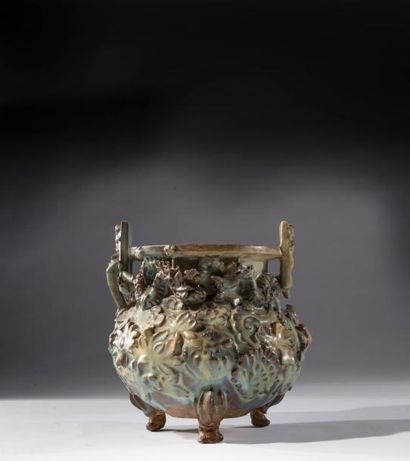 CHINE, époque Yuan / Ming, XIVe / XVe siècle Brûle parfum tripode Junyao, en grès...