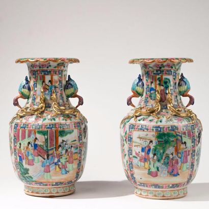 CHINE, Canton, fin du XIXème siècle Paire de vases en porcelaine polychrome à décor...