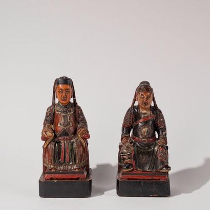 CHINE DU SUD, fin XIXème siècle Couple de dignitaires en bois sculpté et laqué, représentés...