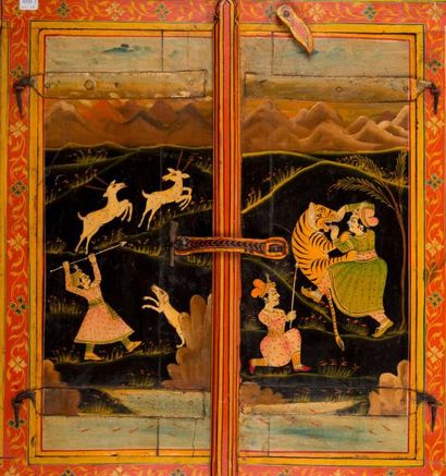 INDE, XIXème siècle Deux panneaux ouvrant à deux vantaux peints, à décor polychrome...