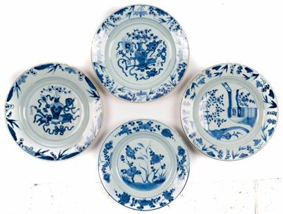 CHINE, XVIIIème siècle Quatre assiettes en porcelaine à décor bleu blanc de fleurs...