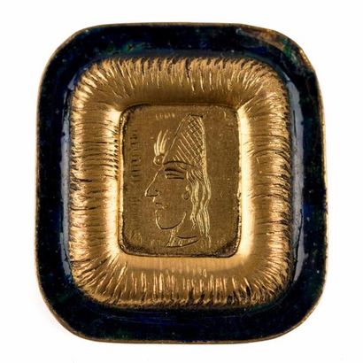 LINE VAUTRIN (1913-1997) Broche en bronze doré à décor gravé d'une tête d'Aztèque,...
