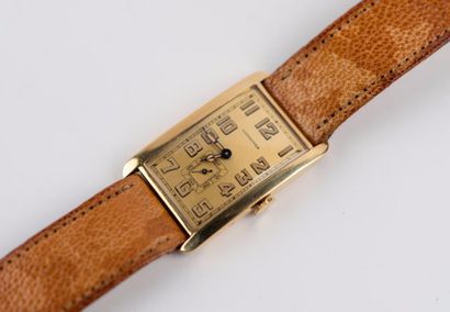 LONGINES Montre bracelet d'homme, le boîtier de forme rectangulaire en or jaune 750...