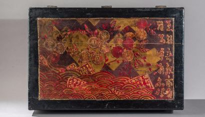 JAPON, fin XIXème - début XXème siècle Coffre en bois laqué or et rouge sur fond...
