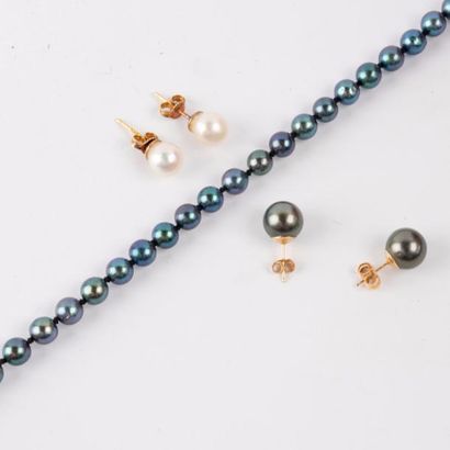 null Collier de 70 perles de Tahiti (Diam: 6 mm env.), shoker. L: 46 cm. On y joint...