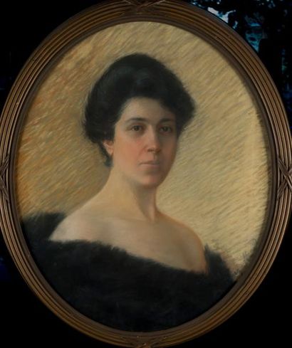 ECOLE FRANÇAISE DU DÉBUT DU XXÈME SIÈCLE Portrait de femme sur fond jaune.
Pastel...