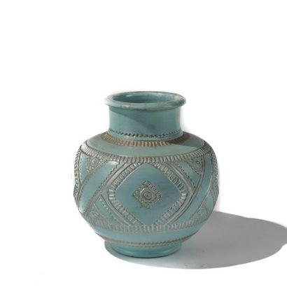 null Émile LENOBLE (1875 - 1940). Vase en céramique à couverte bleue. H : 24 cm.