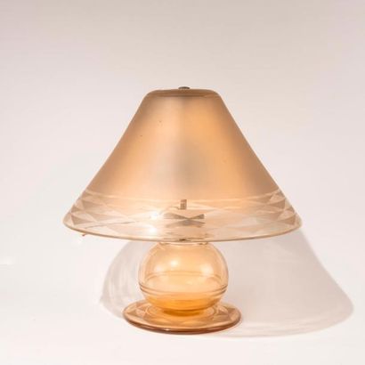 null DAUM. Lampe en verre ambré translucide à décor de frises géométriques gravées...