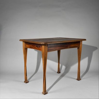 null Louis MAJORELLE (1859-1926). Table à écrire en placage de noyer d'Amérique sur...