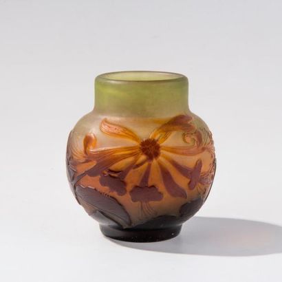null Emile GALLE (1846-1904). Vase en verre multicouche brun sur fond jaune, décor...