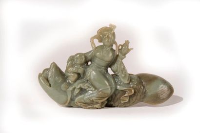 null CHINE, XXème siècle. Groupe en jade céladon, sculpté de Guanyin et enfant sur...
