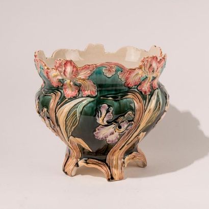 null Gustave De BRUYN (1838-1916) - Fives Lille. Cache-pot en barbotine à décor polychrome...