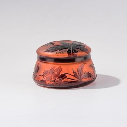 null Émile Gallé (1846-1904). Bonbonnière en verre multicouche à décor dégagé à l'acide...
