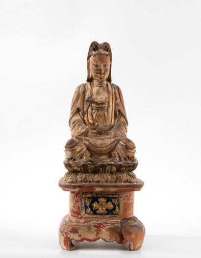 null CHINE, XIXème siècle. Guanin assise sur un lotus en bois sculpté, laqué et doré....