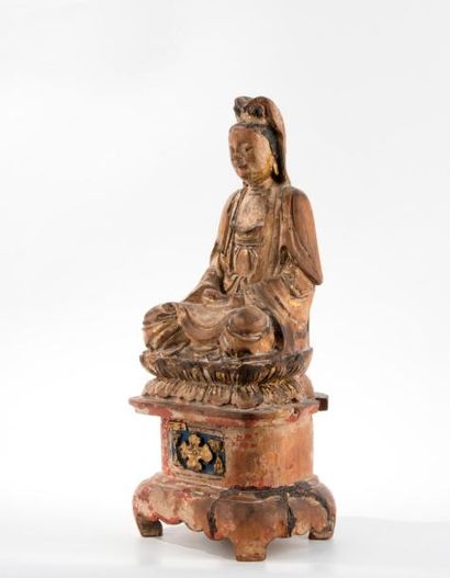 null CHINE, XIXème siècle. Guanin assise sur un lotus en bois sculpté, laqué et doré....