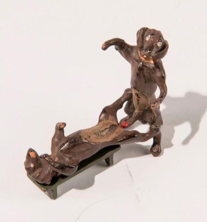 null Bronze de Vienne. Couple de bassets, scène érotique, sujet en bronze polychrome....