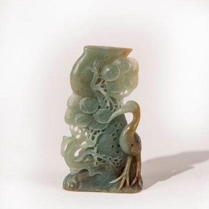 null CHINE, XXème siècle. Groupe en jade, sculpté d'un tronc de pin et d'une grue....