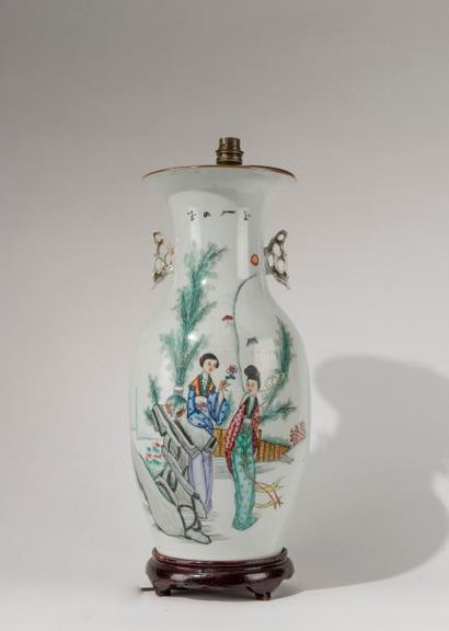 null CHINE, début du XXème siècle. Vase en porcelaine polychrome à décor de femmes...