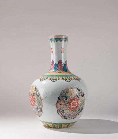 null CHINE, XXème siècle. Vase en porcelaine polychrome de forme Tianqiuping, la...