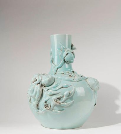 null CHINE. Vase Tianqiuping en porcelaine céladon, à décor en relief de neuf pêches....
