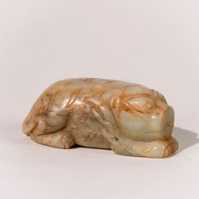 null CHINE, XXème siècle. Petit groupe en jade sculpté, représentant un tigre couché....