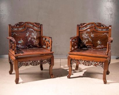 null CHINE DU SUD, début XXème siècle. Paire de fauteuils en bois ajouré et sculpté,...