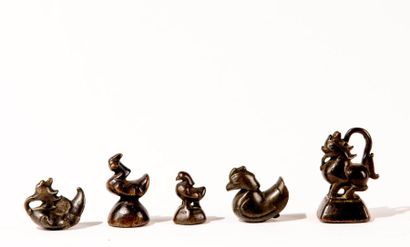null SUD-EST ASIATIQUE, XIXème siècle. Ensemble de cinq poids "à opium" en bronze...